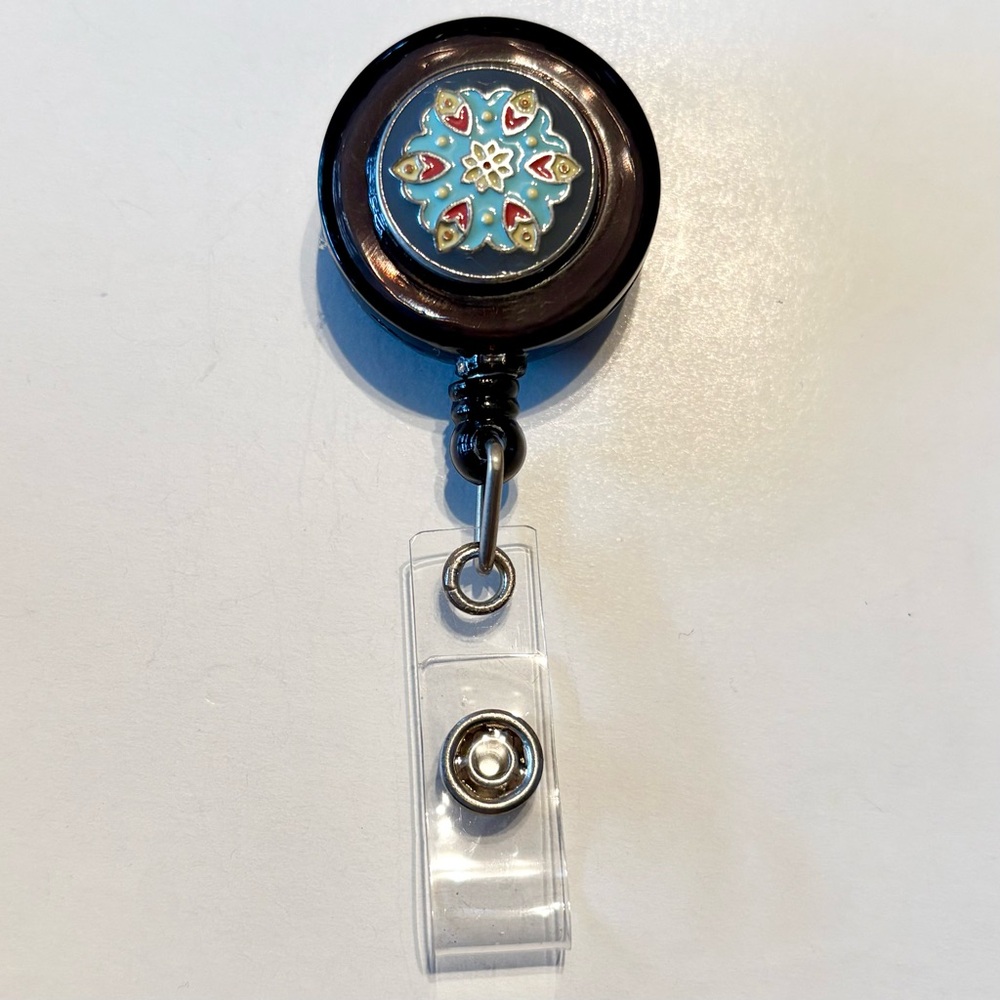 Retractable badge holder